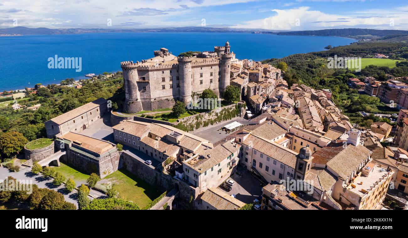 Castelli medievali d'Italia - Castello Orsini-Odescalchi a Bracciano e lago. Vista aerea del drone. Regione Lazio Foto Stock