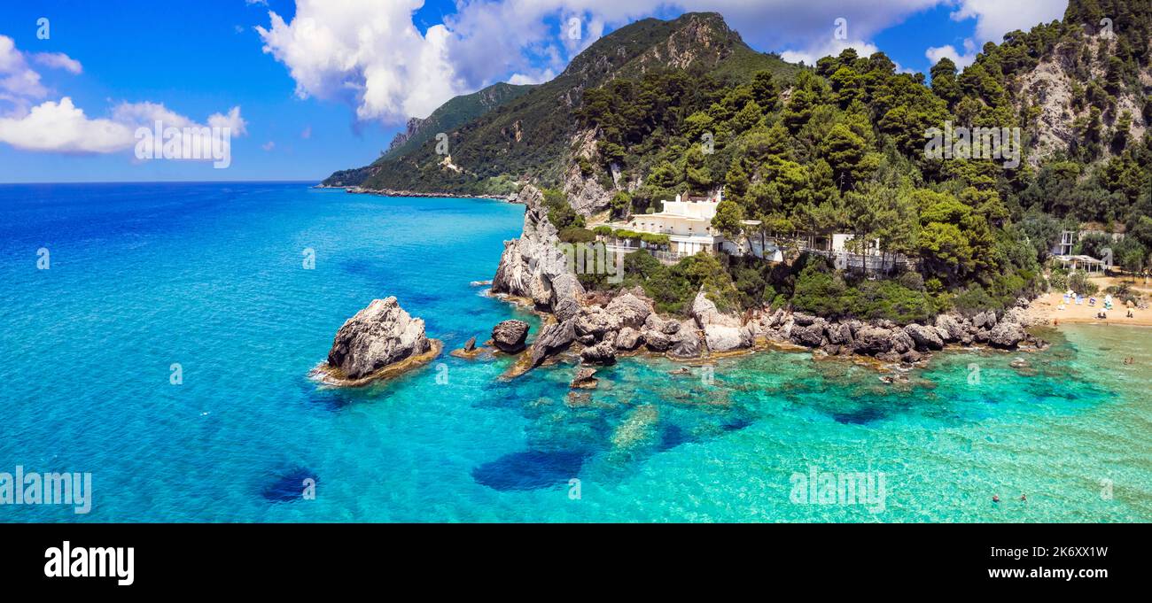 Grecia vacanze estive. Le migliori spiagge panoramiche dell'isola di Corfù - veduta panoramica aerea della spiaggia di Glyfada e del villaggio nella parte occidentale Foto Stock