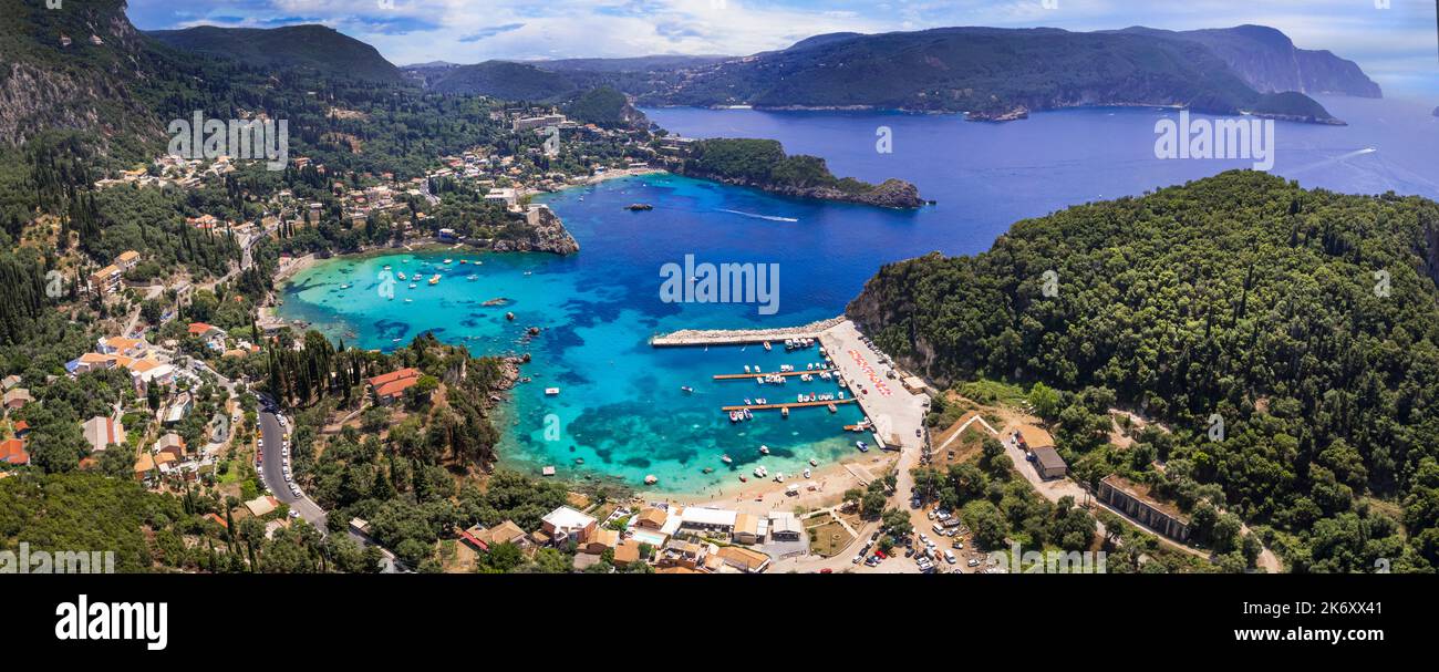 Grecia. Le migliori spiagge dell'isola di Corfù. Splendida baia di Paleokastritsa con mare turchese. Vista aerea del drone Foto Stock