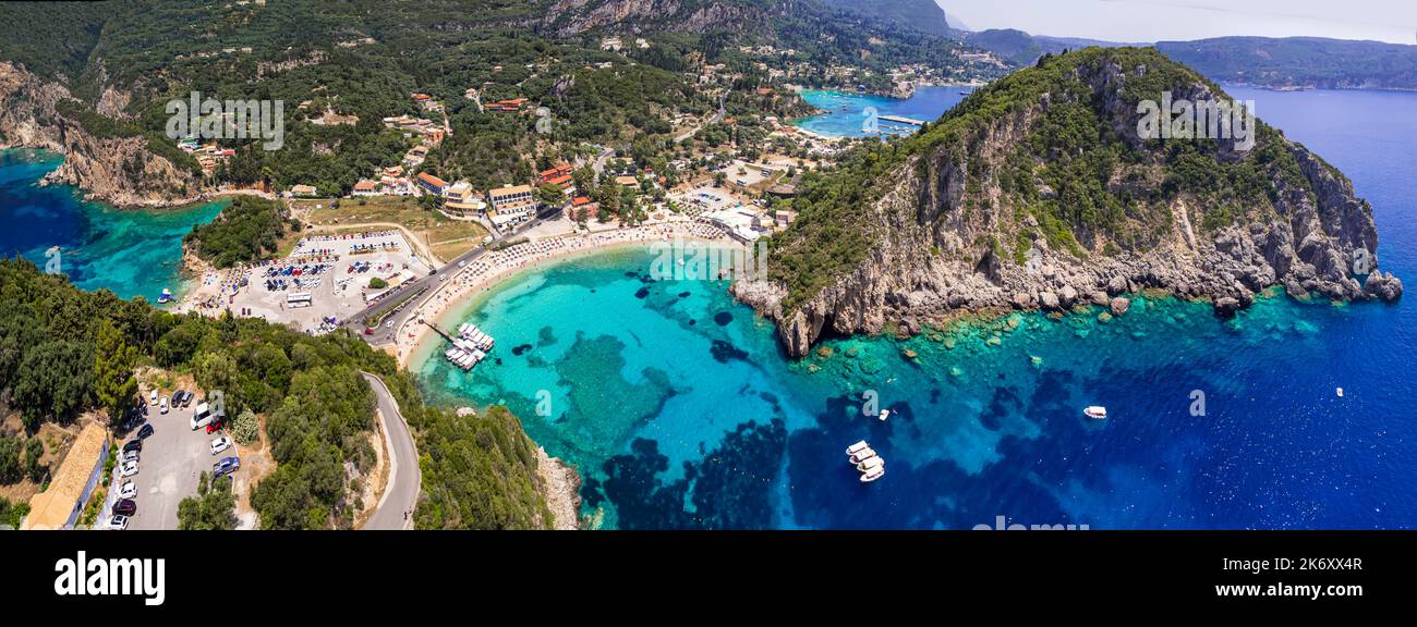Grecia. Le migliori spiagge dell'isola di Corfù. Splendida baia di Paleokastritsa con mare turchese. Vista aerea della spiaggia di Agios Spiridon Foto Stock