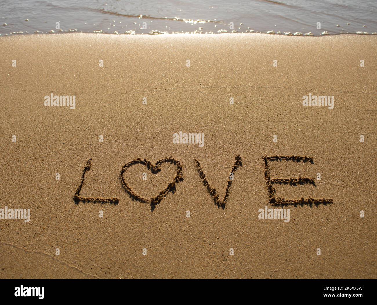 La parola 'Amore' scritta su una spiaggia di Cipro con la lettera o essere un cuore Foto Stock