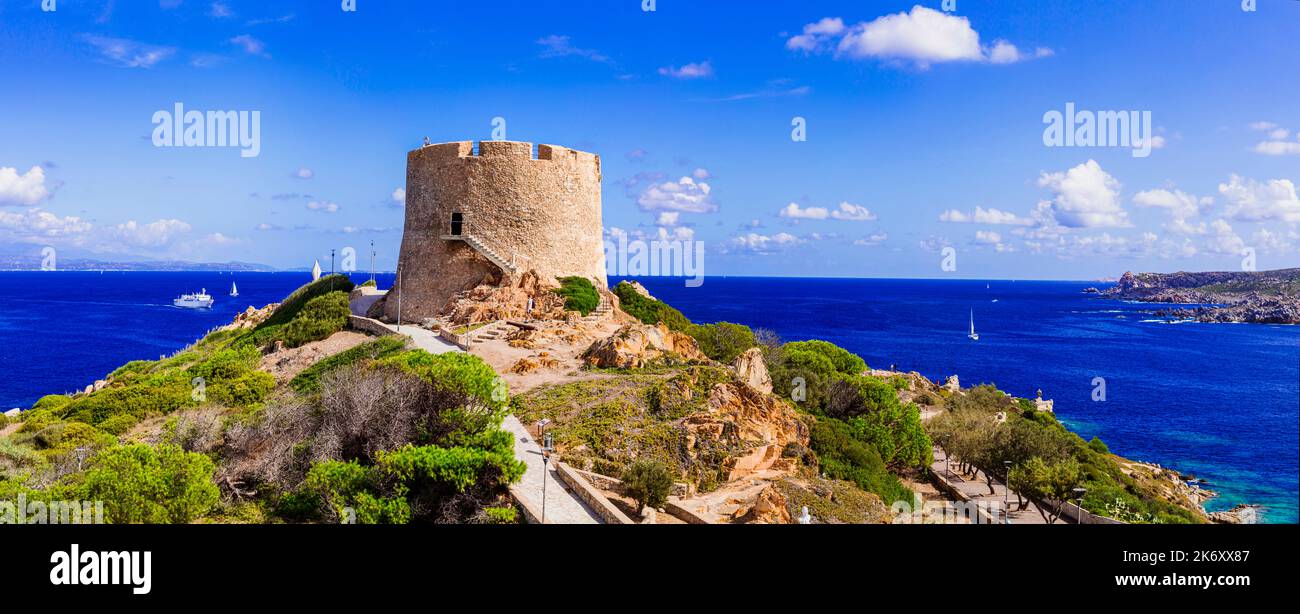 Vacanze estive in Italia. Isola di Sardegnia . Villaggio Santa Teresa di Galura nella parte settentrionale, vista della vecchia torre difensiva ' Torre di Langosardo ' Foto Stock