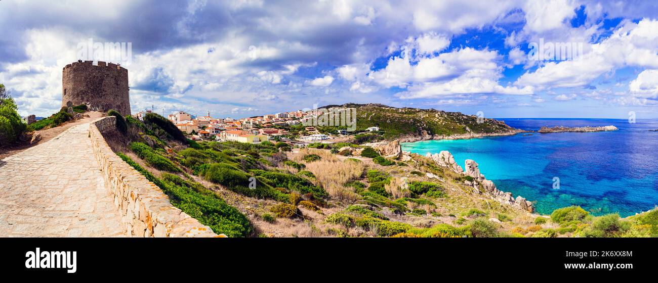 Vacanze estive in Italia. Isola di Sardegnia . Villaggio di Santa Teresa di Galura nella parte settentrionale con mare turchese e difensiva torre antica 'Torre di Langos Foto Stock