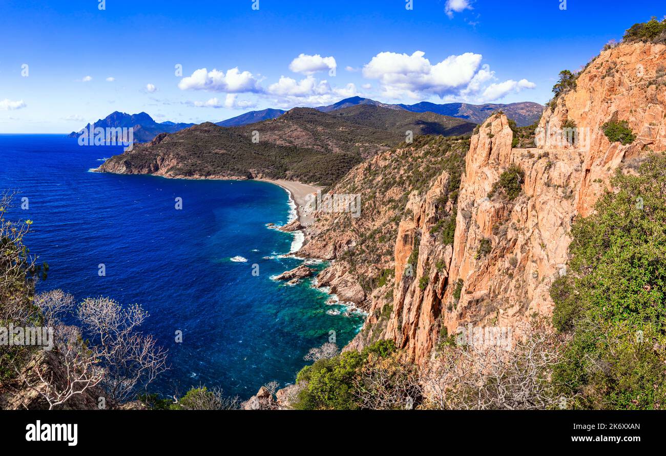 Corsica, Francia. Rocce rosse incredibili di Calanques de piana. Famoso percorso e destinazione di viaggio sulla costa occidentale dell'isola nel golfo di Porto Foto Stock