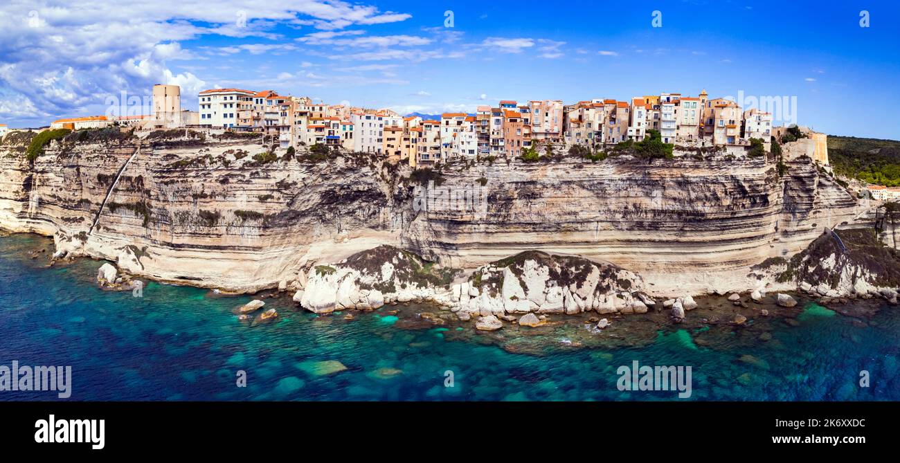 Bonifacio - splendida città costiera nel sud dell'isola di Corsica, vista aerea drone di case pendenti su rocce. Francia Foto Stock