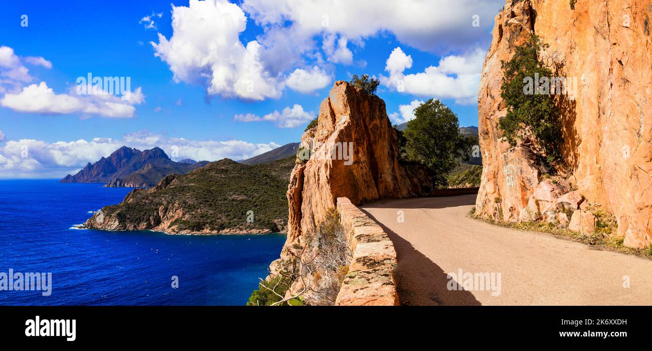 Incredibile paesaggio naturale dell'isola di Corsica. Strada panoramica vicino a Porto Ota con le famose rocce rosse, parte occidentale Foto Stock