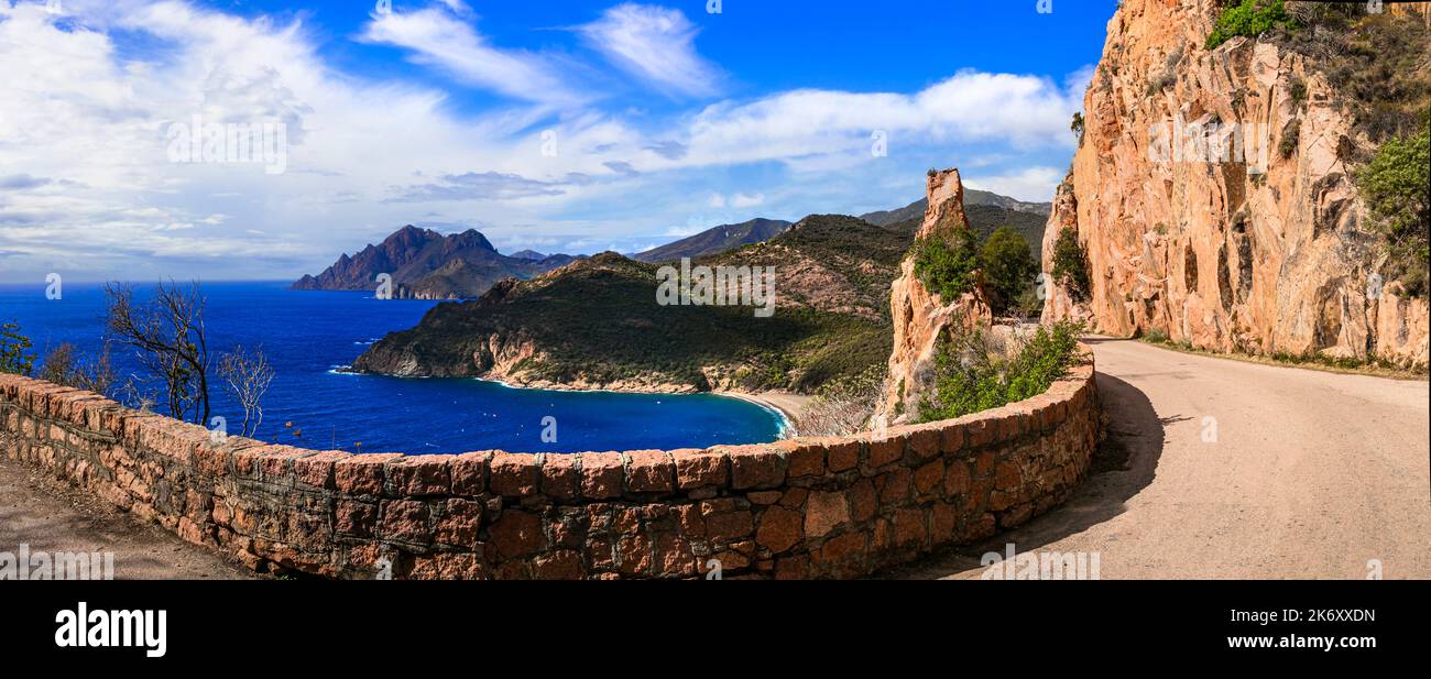 Incredibile paesaggio naturale dell'isola di Corsica. Strada panoramica vicino a Porto Ota con le famose rocce rosse, parte occidentale Foto Stock