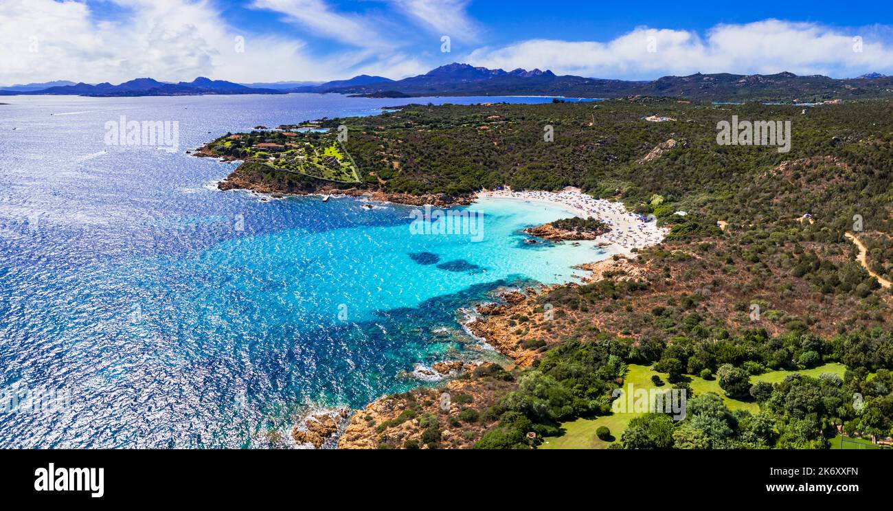 Vacanze estive in Italia . Isola Sardegna - splendida costa Smeralda con splendide spiagge. Veduta aerea della popolare spiaggia di Capriccioli Foto Stock