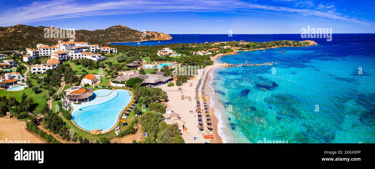 Vacanze estive in Italia . Isola Sardegna - splendida costa Smeralda con splendide spiagge. Veduta aerea della spiaggia di Romazzino Foto Stock