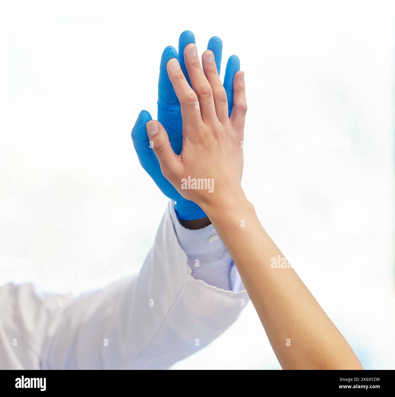 Cinque per un'assistenza sanitaria eccellente. una donna irriconoscibile che dà al suo dentista un alto cinque. Foto Stock