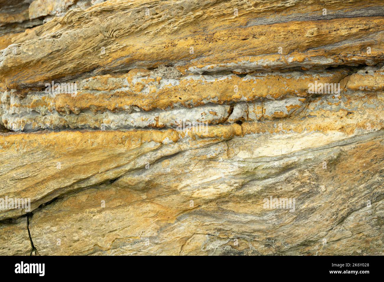 Una non conformità si verifica quando gli strati sedimentari vengono compattati e poi inclinati nel mezzo di formazione i depositi sovrapposti giacciono sulla sommità ad un angolo. Foto Stock