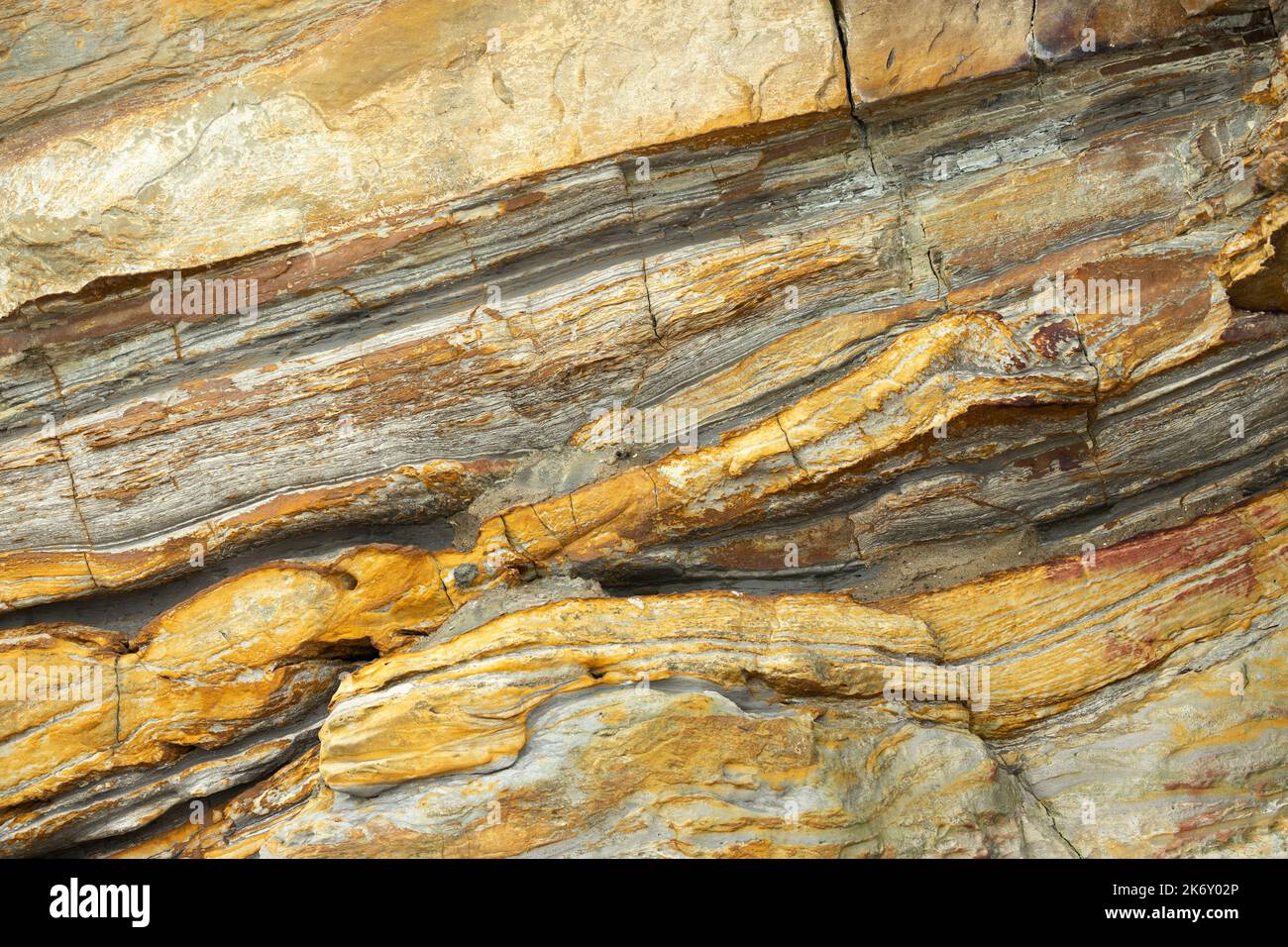 Durante il periodo giurassico le rocce della costa del North Yorkshire mostrano diversi ambienti di giacimenti marini. Foto Stock