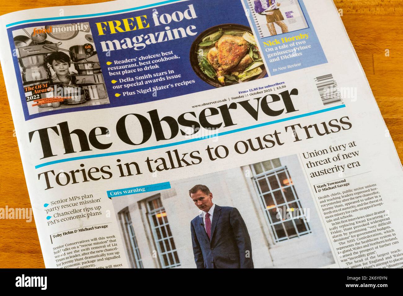 16 ottobre 2022. Headline in the Observer legge Tories in talks to Oust Truss. Dopo crisi finanziaria e sostituzione del Cancelliere dello scacchiere. Foto Stock