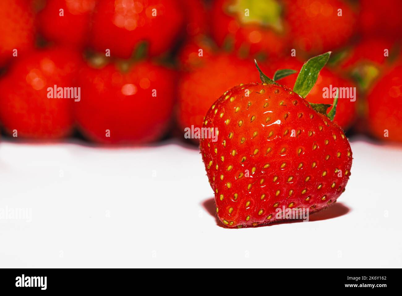 Fresche fragole rosse su fondo bianco Foto Stock