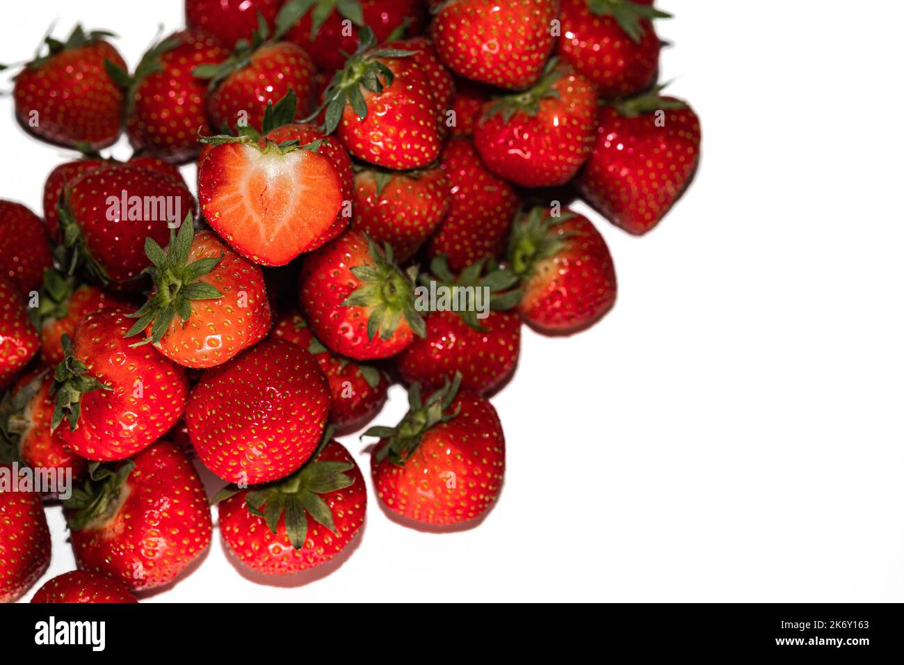 Fresche fragole rosse su fondo bianco Foto Stock