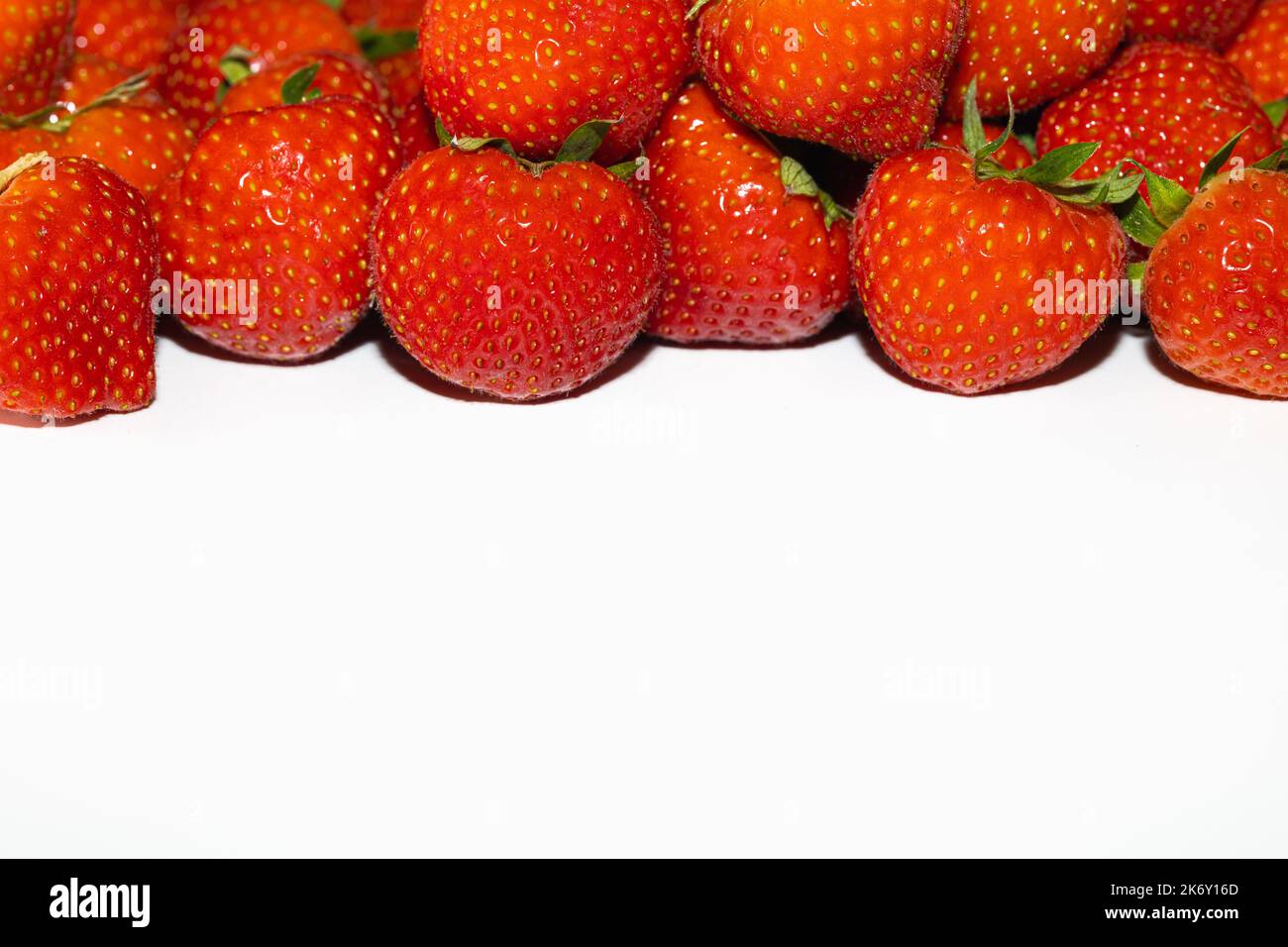 Fresche fragole rosse su fondo bianco Foto Stock