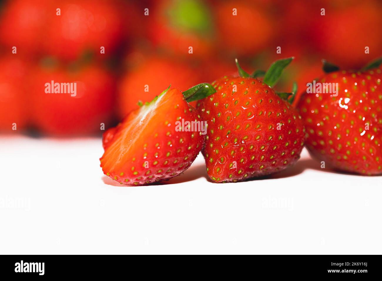 Fresche fragole rosse su fondo bianco Foto Stock