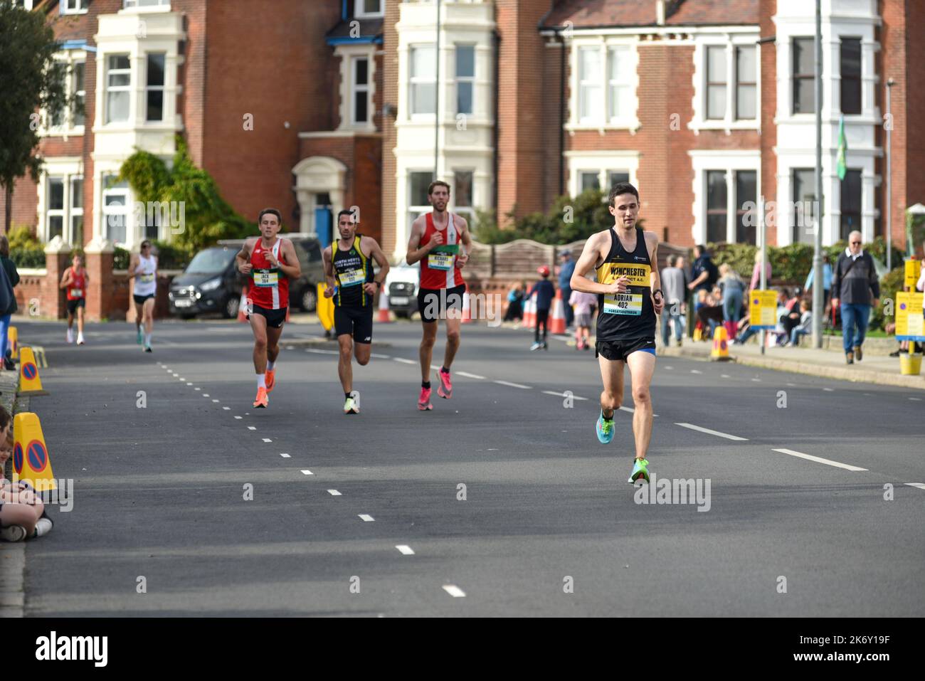 I corridori anteriori davanti al campo nel Great South Run intorno alle strade di Portsmouth, Inghilterra. 16th ottobre 2022. Foto Stock