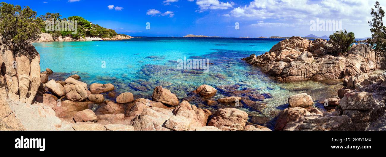 Vacanze estive in Italia . Isola Sardegna - splendida costa Smeralda con splendide spiagge. Popolare spiaggia di Capriccioli con turchese s. Foto Stock