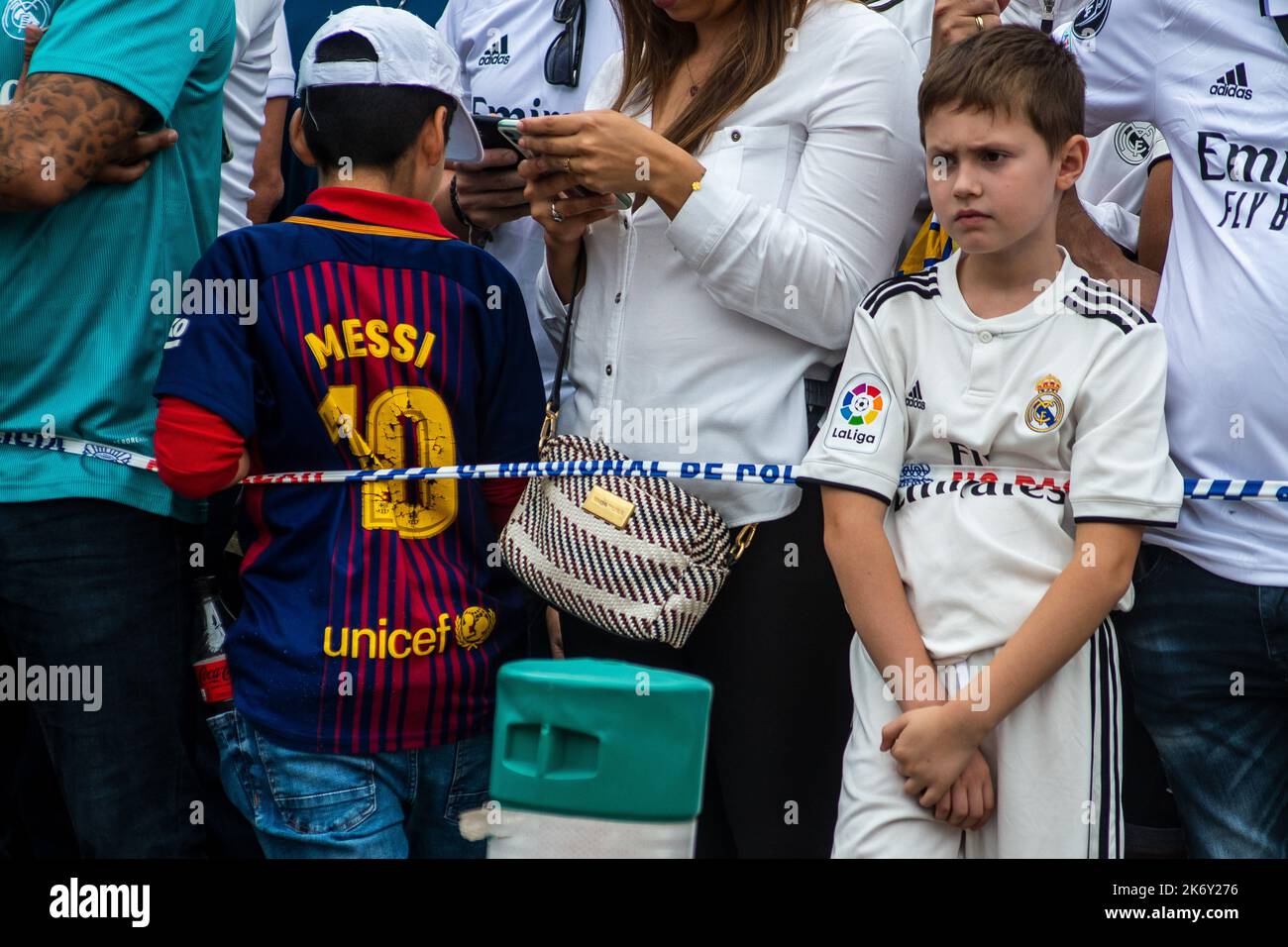 Madrid, Spagna. 16th Ott 2022. Un giovane fan del Real Madrid che indossa una maglietta del suo teem si trova accanto a un altro bambino che indossa una maglietta di Lionel messi a Barcellona, in attesa che le loro squadre arrivino per la partita di derby 'El Clasico' nello stadio Santiago Bernabeu tra il Real Madrid e il F.C. Barcellona. Credit: Marcos del Mazo/Alamy Live News Foto Stock