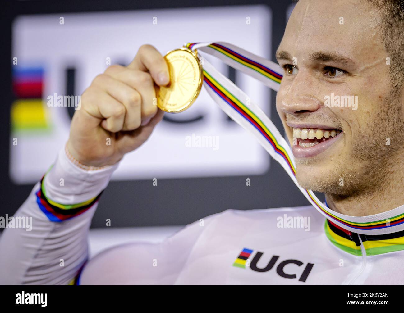 2022-10-16 17:05:31:19 SAINT-QUENTIN-EN-YVELINES - Harrie Lavreysen con la sua medaglia d'oro nella manifestazione sprint l'ultimo giorno del UCI Track Cycling World Championships in Francia. ANP ROBIN VAN LONKHUIJSEN olanda fuori - belgio fuori Foto Stock