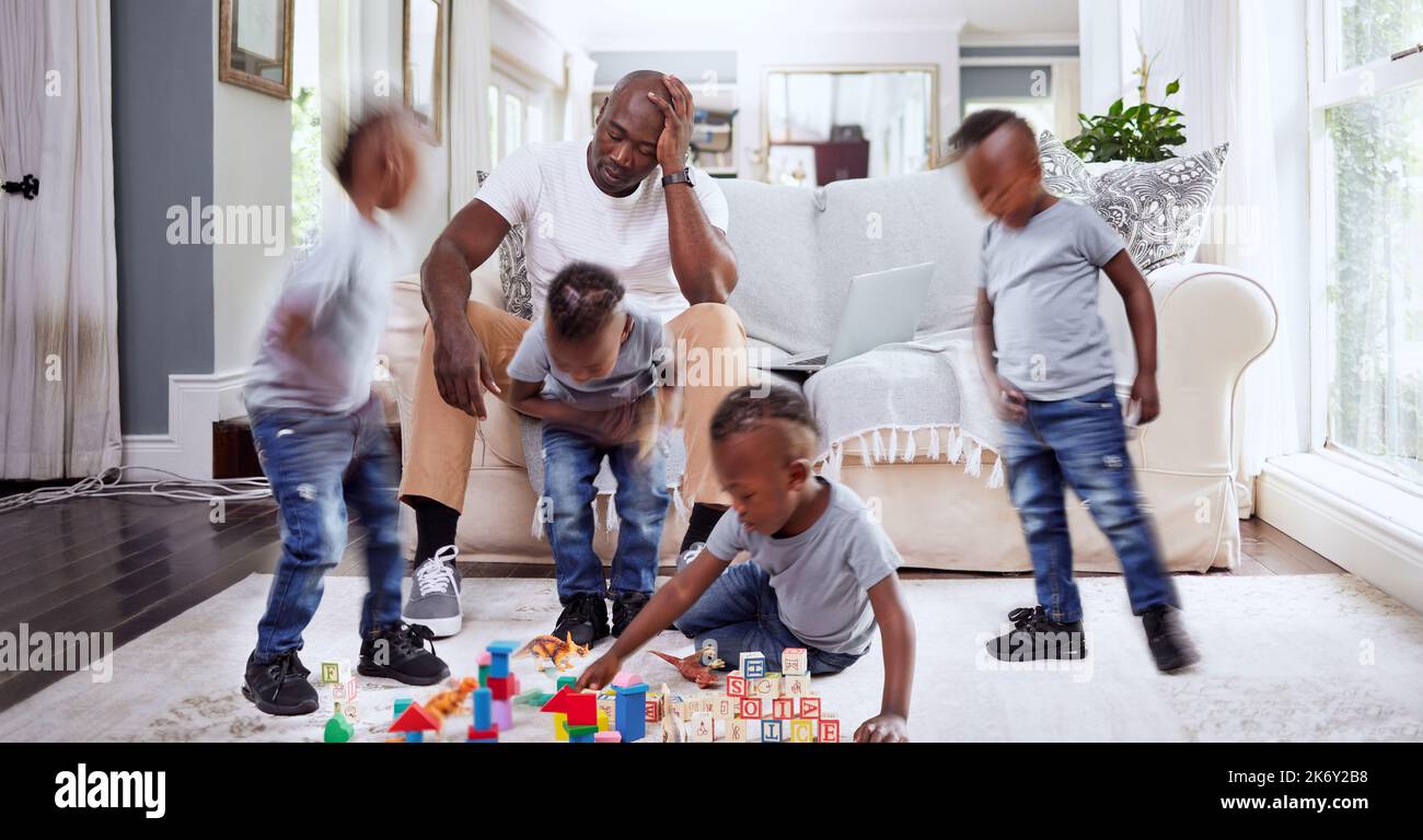 Im lotta per stare al passo con lui. Immagine composita di un ragazzino che gioca intorno al padre stressato. Foto Stock