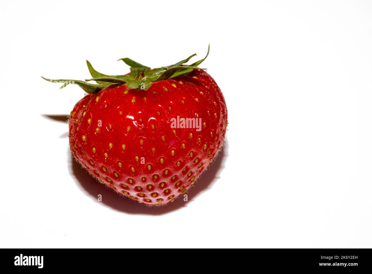 Fragola fresca e gustosa isolata su sfondo bianco Foto Stock