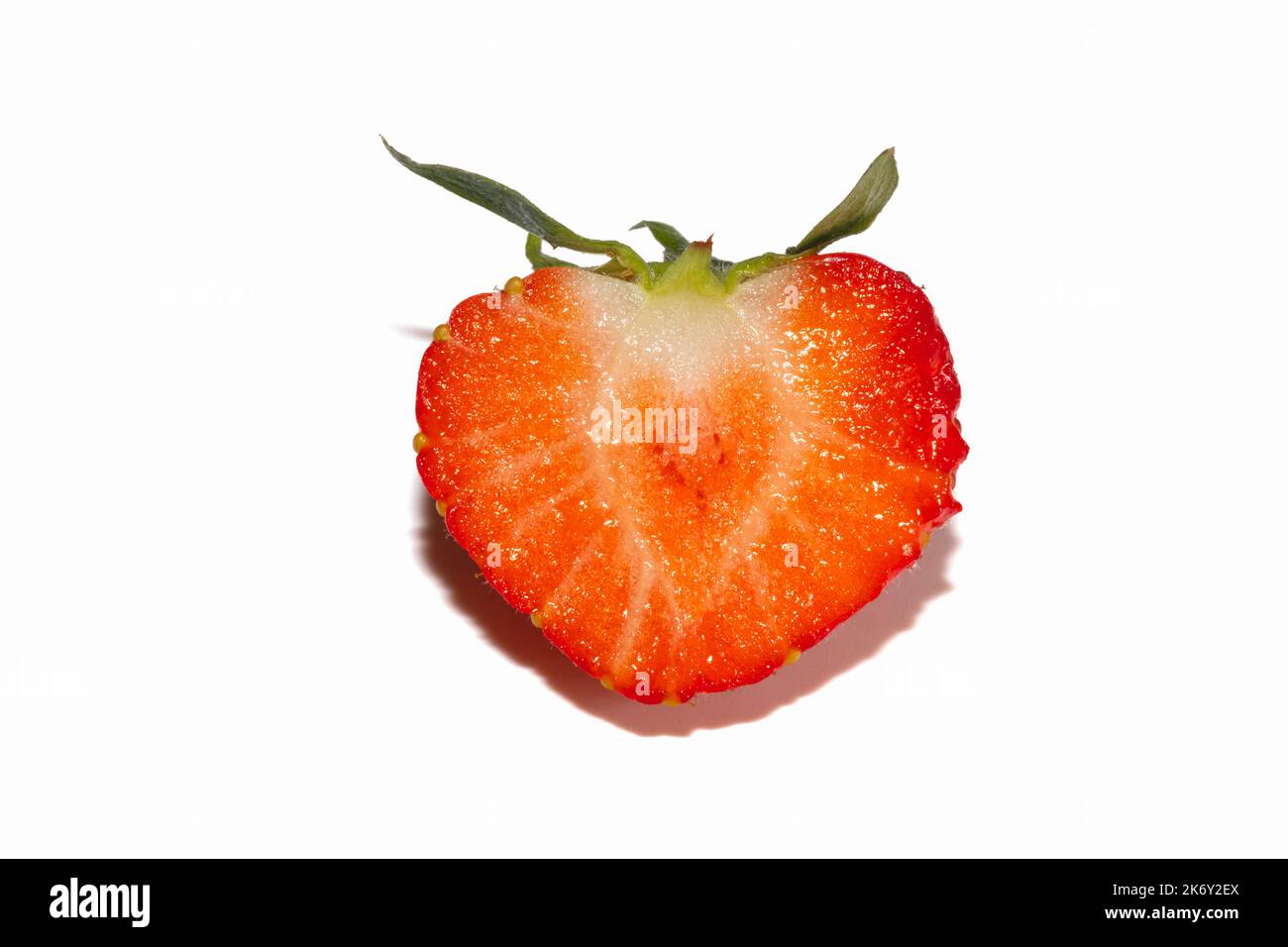 Fragola fresca tagliata a metà isolata su fondo bianco Foto Stock