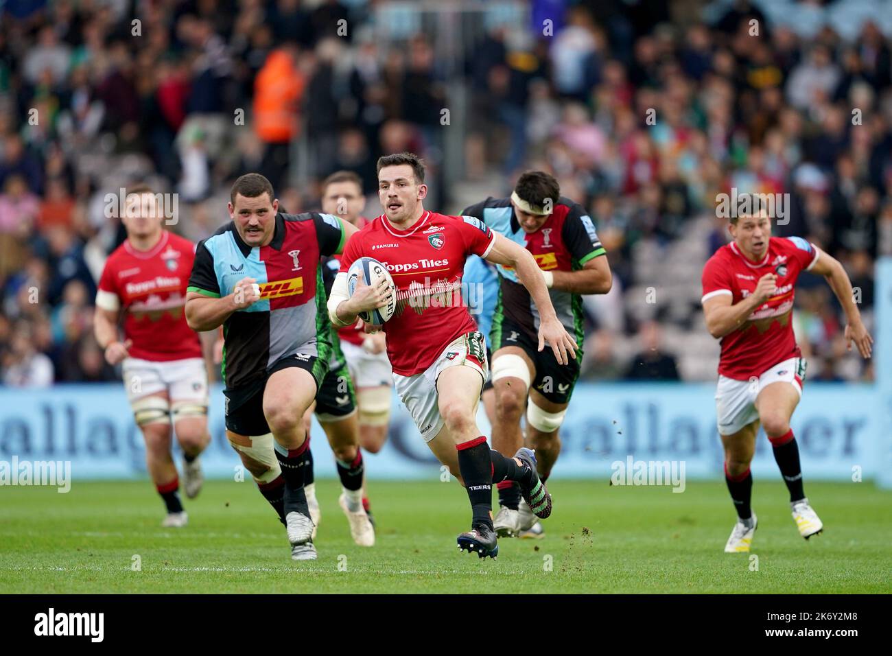 Matt Scott di Leicester Tigers si spacca durante la partita Gallagher Premiership a Twickenham Stoop, Londra. Data immagine: Domenica 16 ottobre 2022. Foto Stock