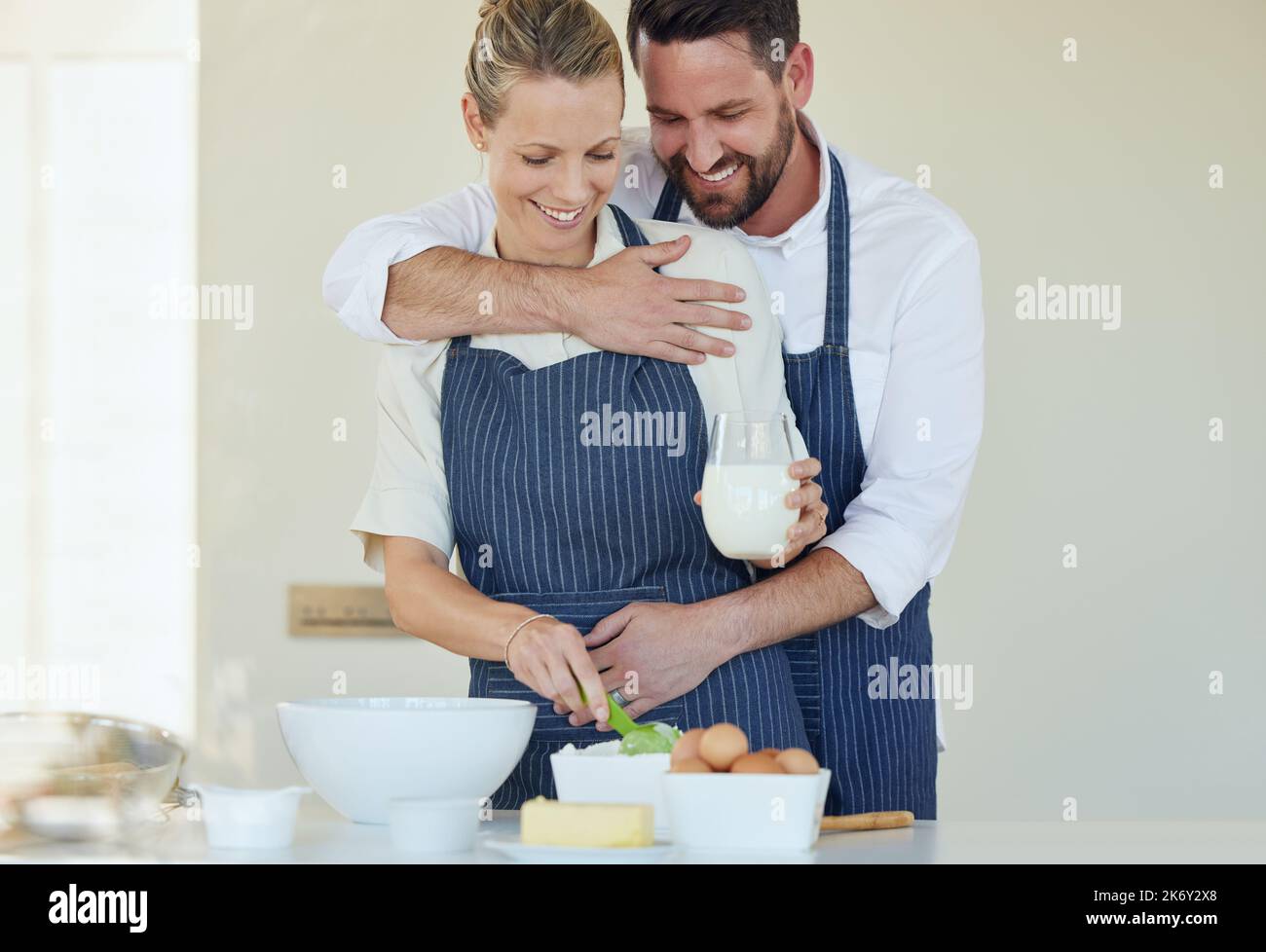 La cucina è la nostra cosa preferita da fare insieme. una giovane coppia che cucinava insieme a casa. Foto Stock