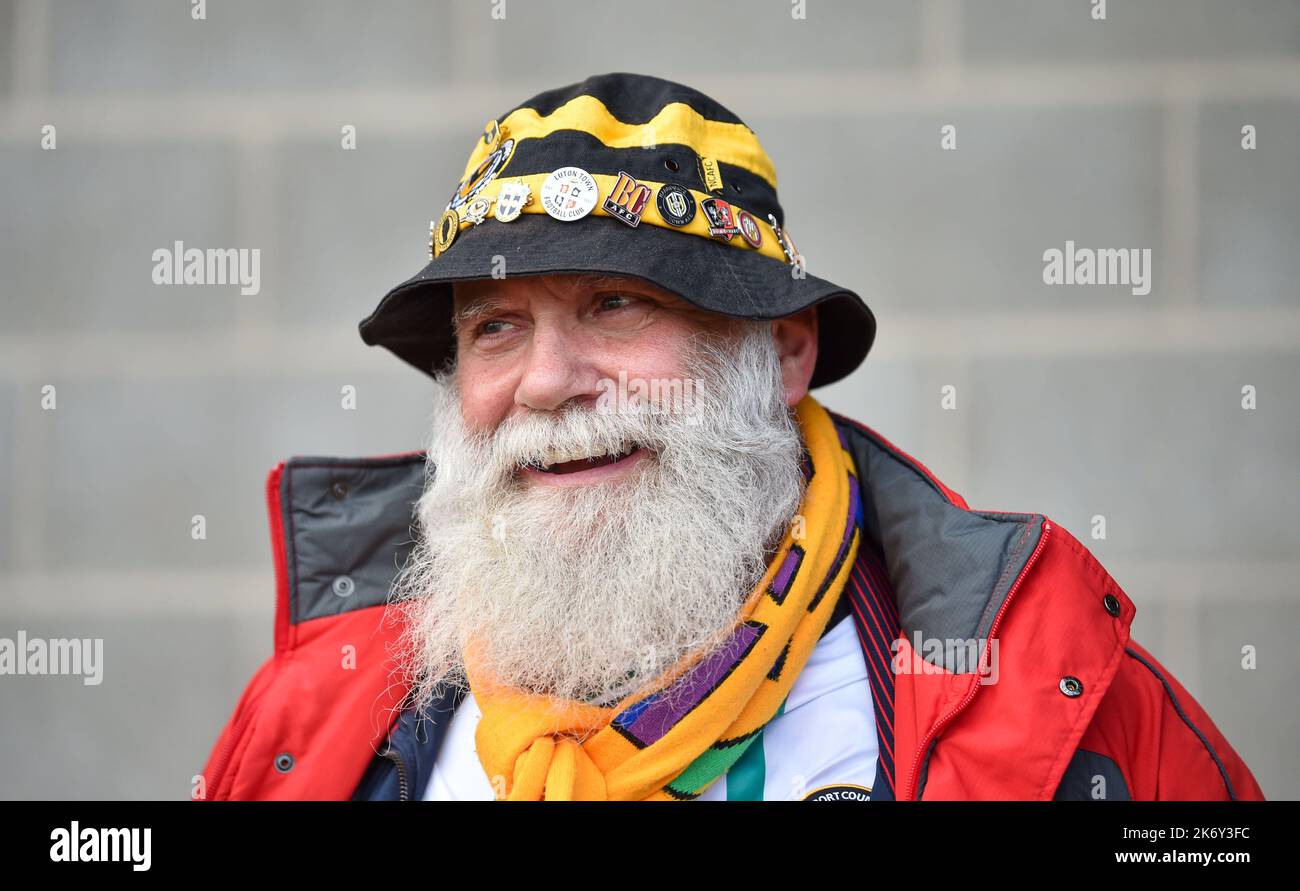 Tifosi di Newport durante la partita della EFL League Two tra Crawley Town e Newport County al Broadfield Stadium , Crawley , Regno Unito - 15th ottobre 2022 solo per uso editoriale. Nessun merchandising. Per le immagini di calcio si applicano le restrizioni di fa e Premier League inc. Nessun utilizzo di Internet/cellulare senza licenza FAPL - per i dettagli contattare Football Dataco Foto Stock