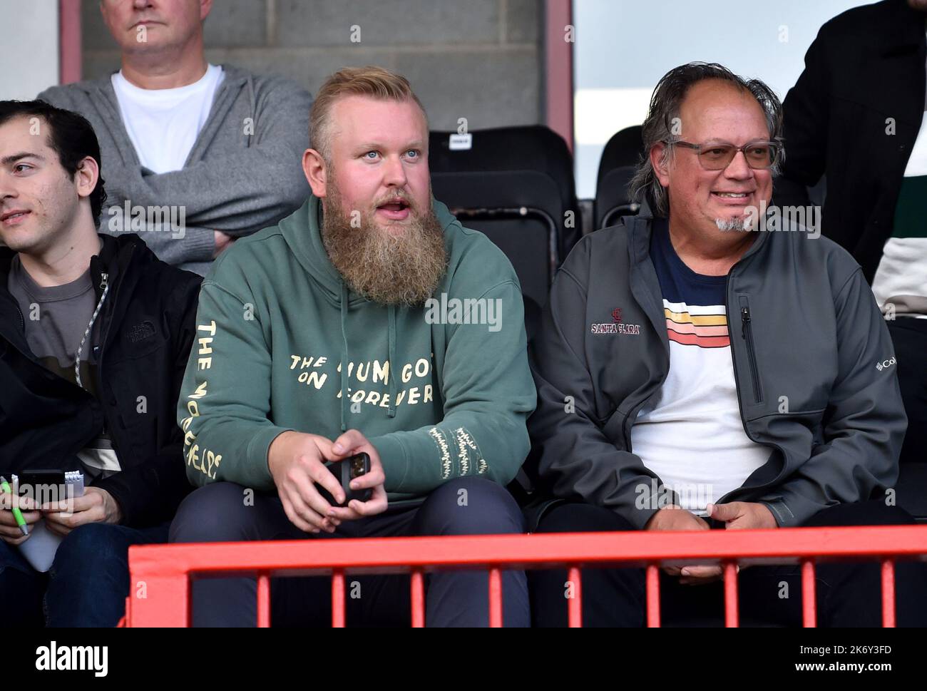 Proprietario di Crawley Town e fondatore del gruppo di proprietà WAGMI United, Preston Johnson (a sinistra) durante la partita EFL League Two tra Crawley Town e Newport County al Broadfield Stadium , Crawley , Regno Unito - 15th ottobre 2022 solo per uso editoriale. Nessun merchandising. Per le immagini di calcio si applicano le restrizioni di fa e Premier League inc. Nessun utilizzo di Internet/cellulare senza licenza FAPL - per i dettagli contattare Football Dataco Foto Stock