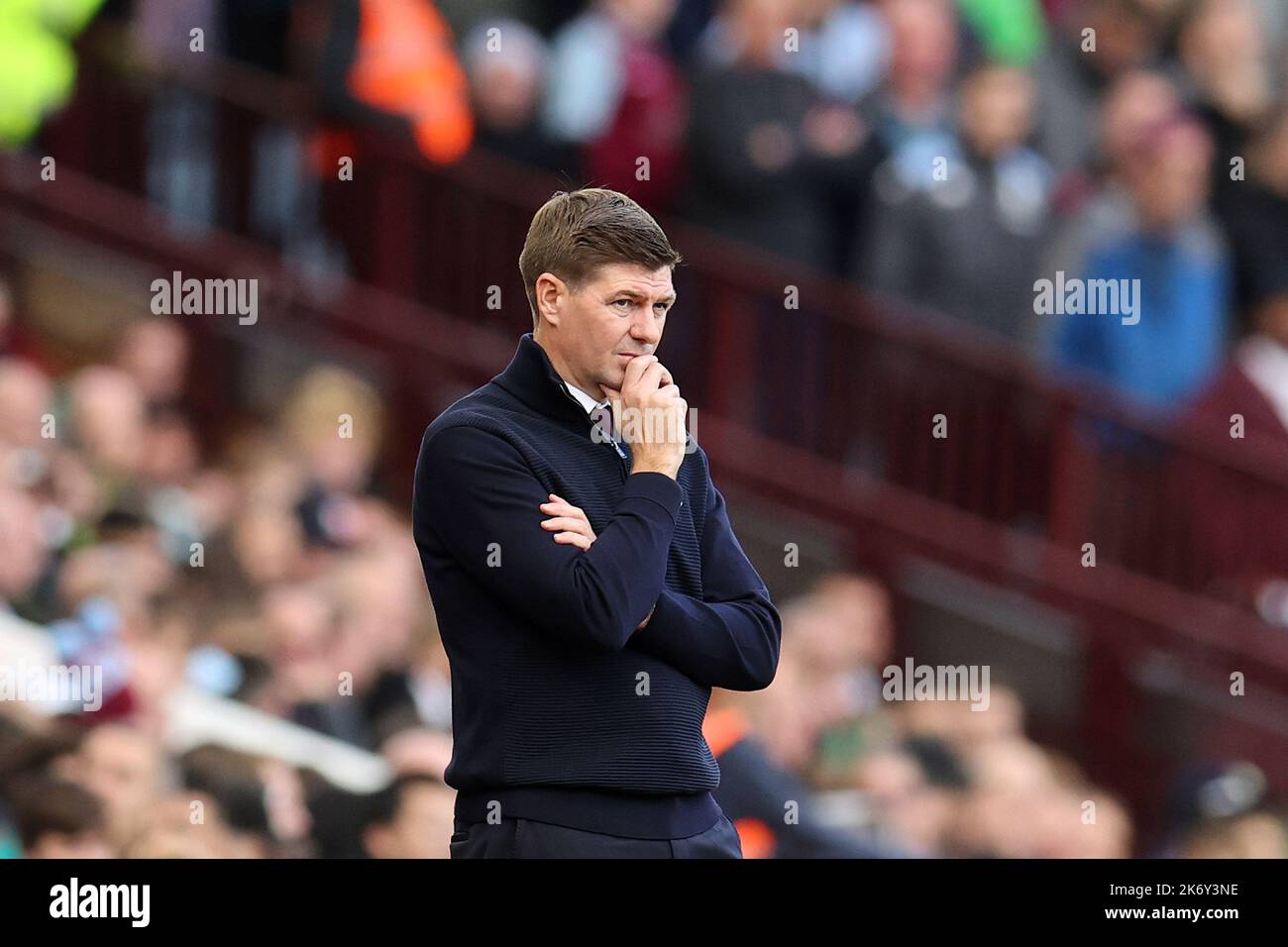 Birmingham, Regno Unito. 16th Ott 2022. Steven Gerrard, il manager di Aston Villa appare nel profondo del pensiero mentre guarda sulla sua area tecnica durante la partita della Premier League, Aston Villa contro Chelsea a Villa Park a Birmingham Domenica 16th Ottobre 2022. Questa immagine può essere utilizzata solo per scopi editoriali. Solo per uso editoriale, licenza richiesta per uso commerciale. Non è utilizzabile nelle scommesse, nei giochi o nelle pubblicazioni di un singolo club/campionato/giocatore. pic di Andrew Orchard/Andrew Orchard sports photography/Alamy Live news Credit: Andrew Orchard sports photography/Alamy Live News Foto Stock