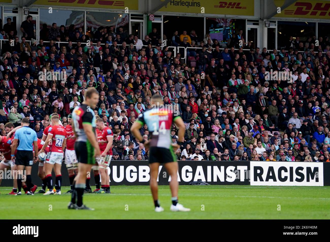 Una visione generale degli annunci “Rugby Against Racism” durante la partita Gallagher Premiership a Twickenham Stoop, Londra. Data immagine: Domenica 16 ottobre 2022. Foto Stock