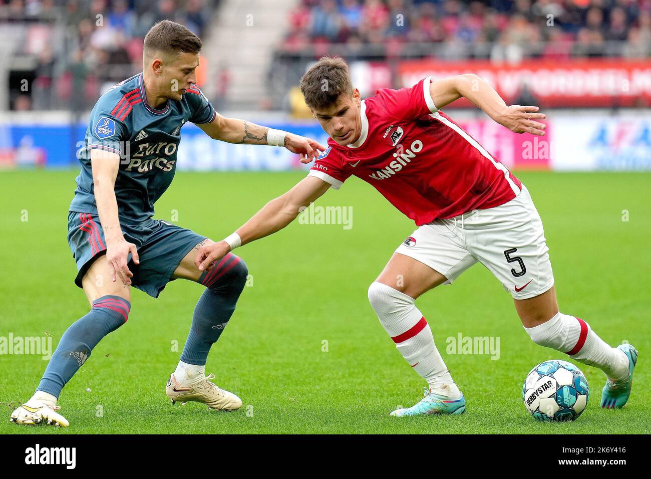 ALKMAAR - (lr) Sebastian Szymanski di Feyenoord, Milos Kerkez di AZ Alkmaar durante la partita olandese di Eredivie tra AZ Alkmaar e Feyenoord allo stadio AFAS il 16 ottobre 2022 ad Alkmaar, Paesi Bassi. ANP | Olandese altezza | ed VAN DE POL Foto Stock