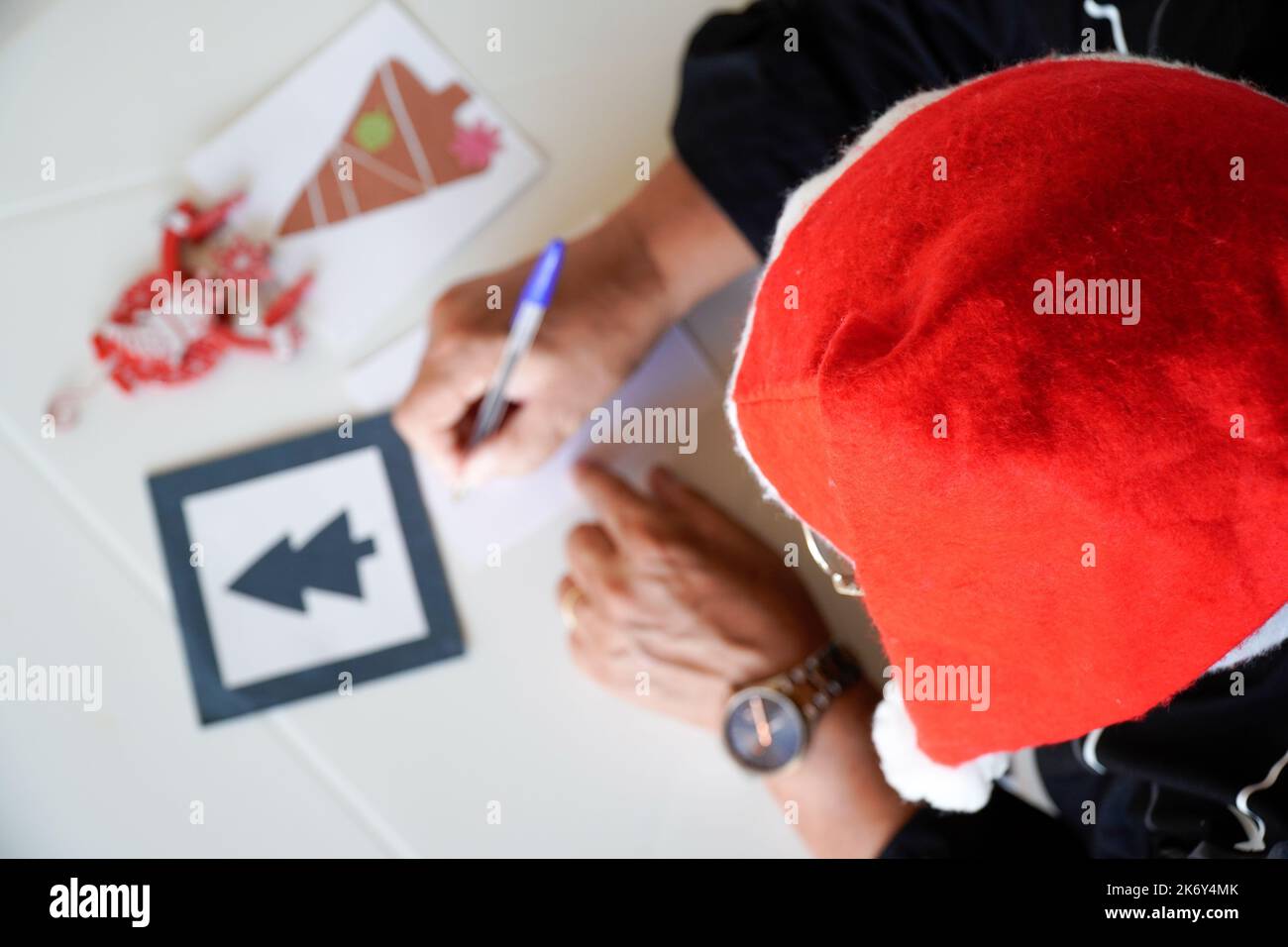 Babbo Natale scrive una lettera con le decorazioni di Natale. vista aerea Foto Stock