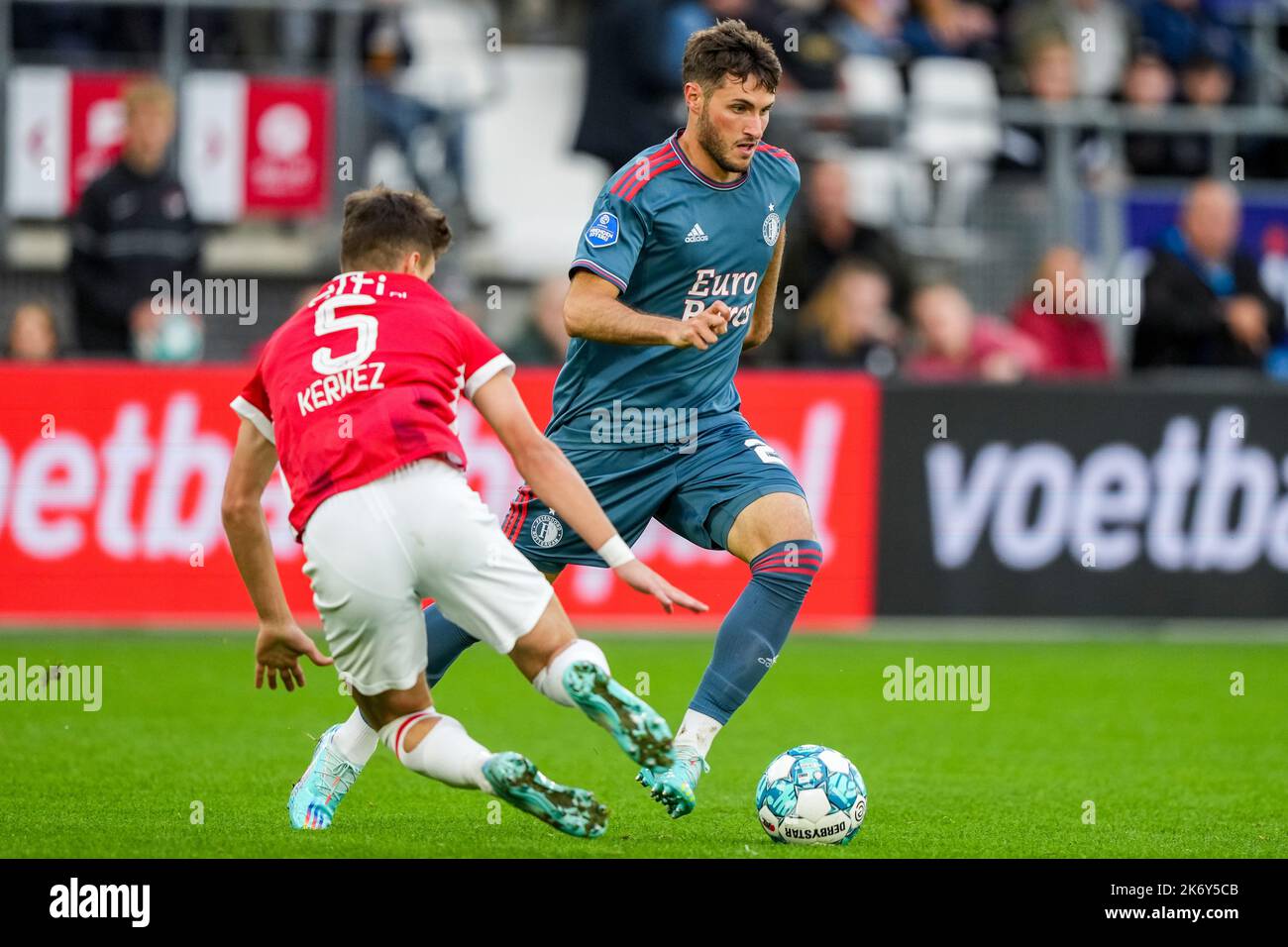 Alkmaar - Milos Kerkez di AZ Alkmaar, Santiago Gimenez di Feyenoord durante la partita tra AZ Alkmaar e Feyenoord allo stadio AFAS il 16 ottobre 2022 ad Alkmaar, Paesi Bassi. (Da Box a Box Pictures/Tom Bode) Foto Stock