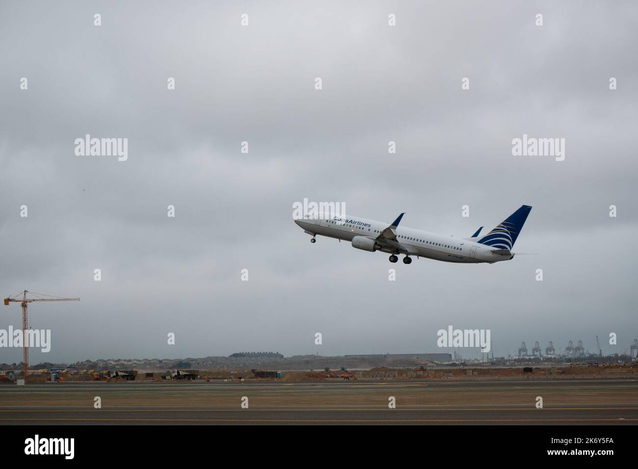 Lima, Perù - 27 2022 luglio: Aereo decollo dall'aeroporto in un giorno nuvoloso Foto Stock