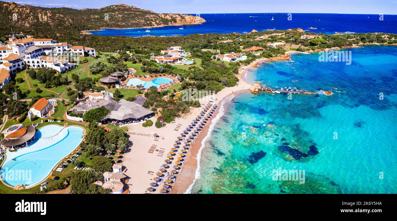 Vacanze estive in Italia . Isola Sardegna - splendida costa Smeralda con splendide spiagge. Veduta aerea della piccola spiaggia di Romazzino Foto Stock