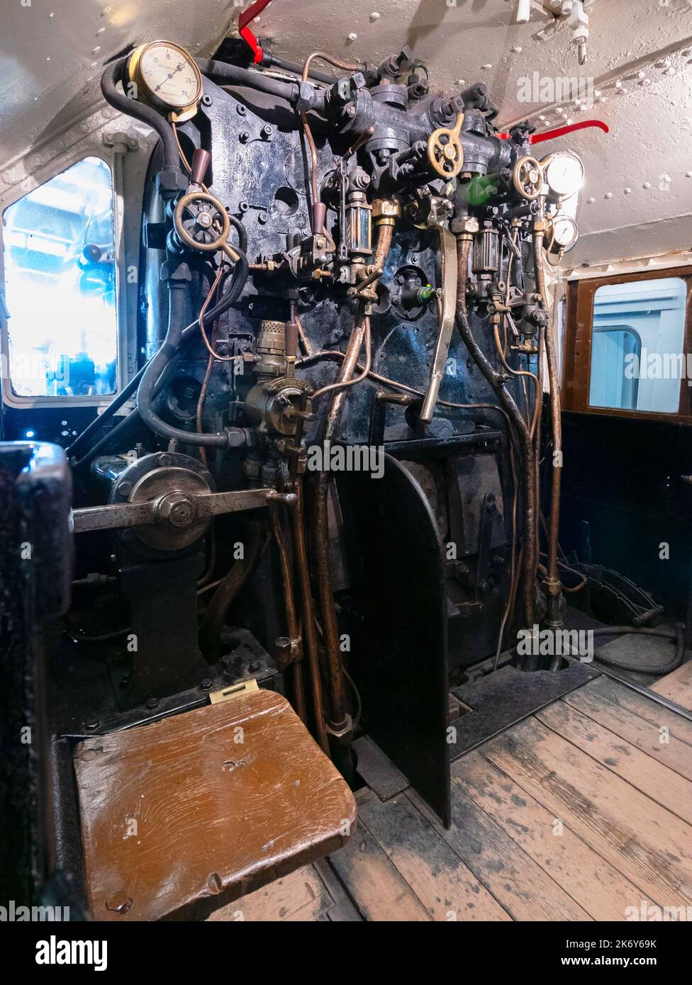 Cabina driver ex-LMS Classe 5 Steam Locomtive numero 5000 presso NRM locomotion Shildon Co. Durham England UK Foto Stock