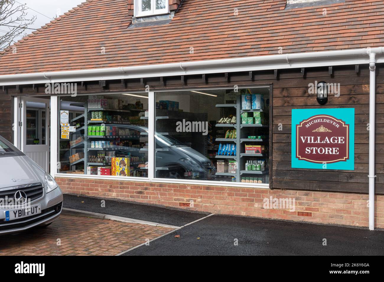 Micheldover Village Store, Hampshire, Inghilterra, Regno Unito, piccola impresa di vendita al dettaglio che serve la comunità locale Foto Stock