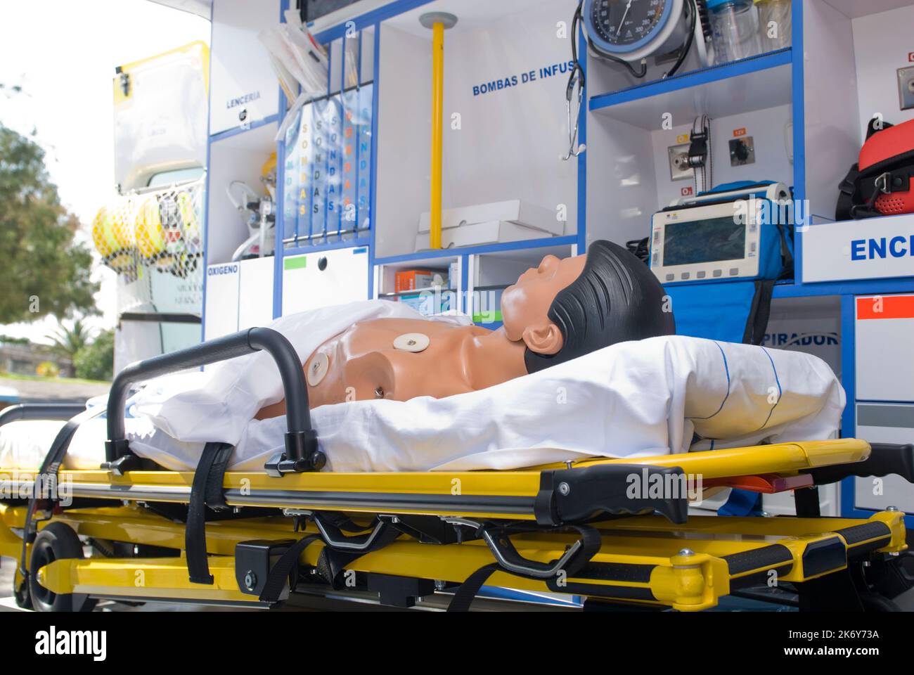 ambulanza completamente attrezzata con manichino per le pratiche di pronto soccorso Foto Stock