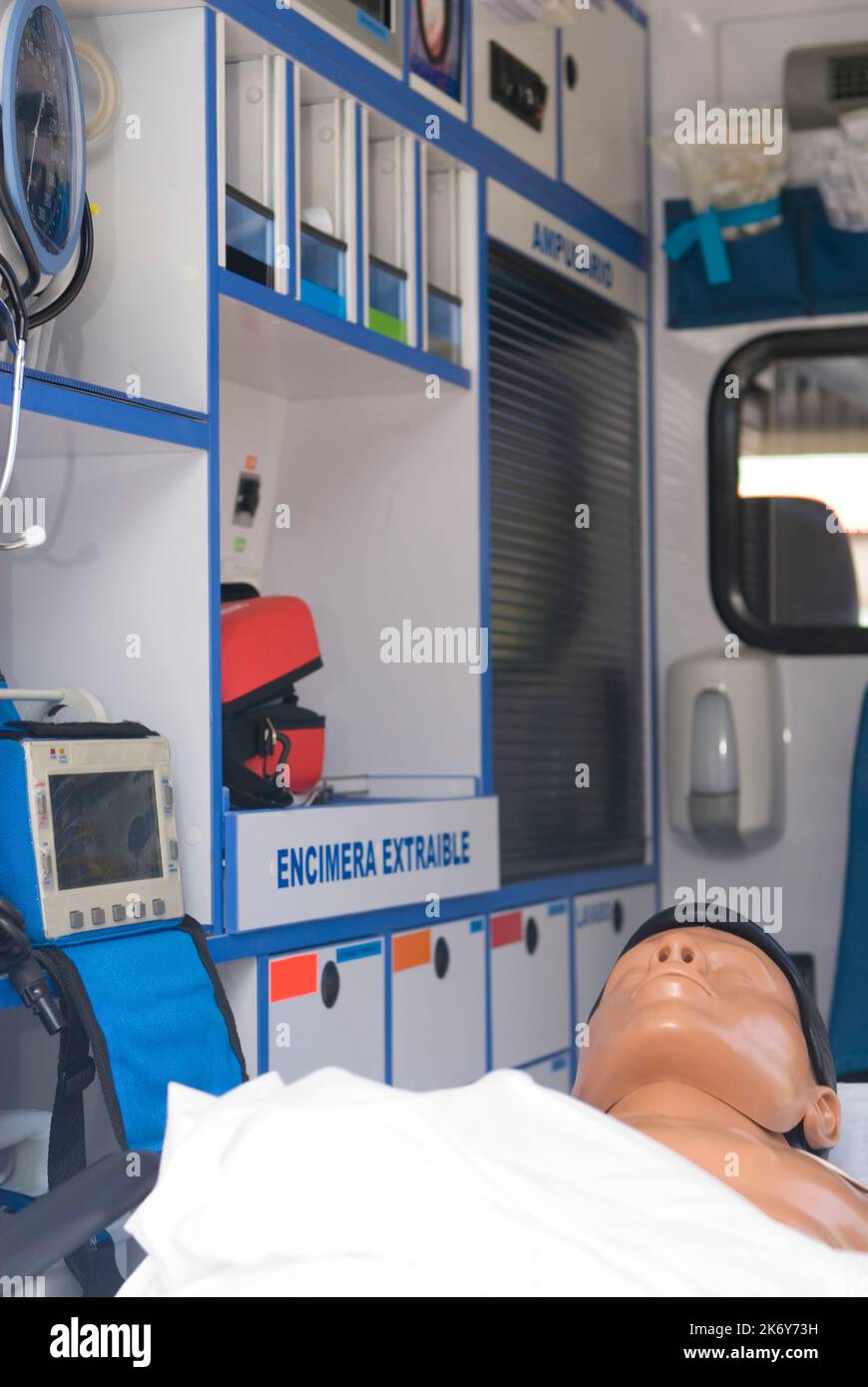ambulanza completamente attrezzata con manichino per le pratiche di pronto soccorso Foto Stock