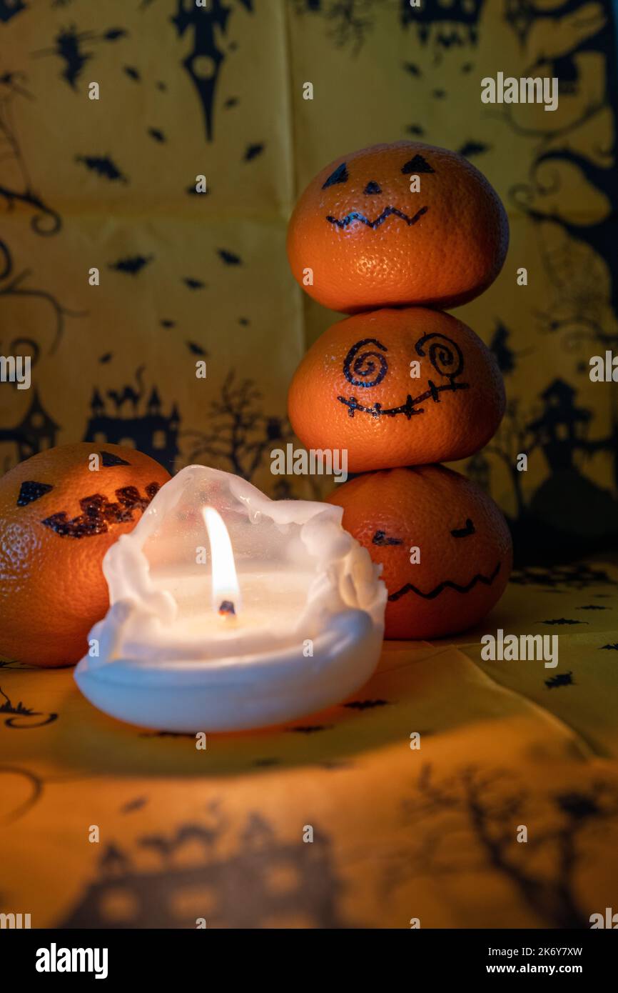 Quattro clementine dipinte come un pimpkin halloween, happy halloween. Foto Stock