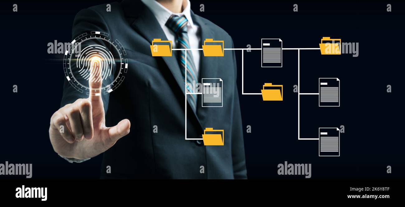 uomo d'affari toccare a mano lo schermo virtuale impronte digitali con grafico virtuale icone diagramma, sistema di gestione dei documenti, sicurezza della rete internet, investire Foto Stock