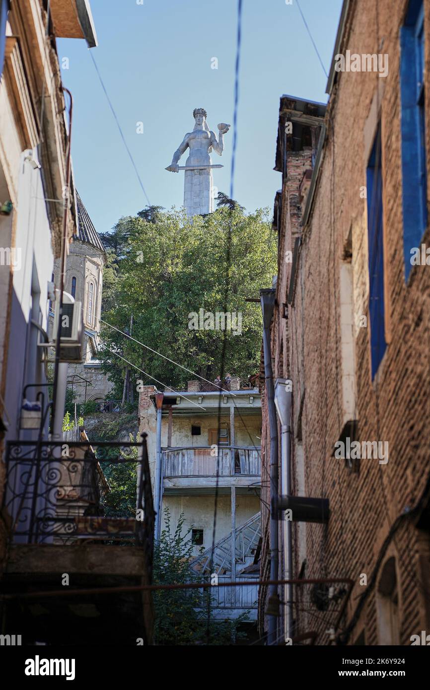 Alte Häuser der Altstadt, mittelalterliches Stadtzentrum Kala, hinten die statue Kartlis Deda, Mutter von Georgien, Tiflis, Georgien Foto Stock