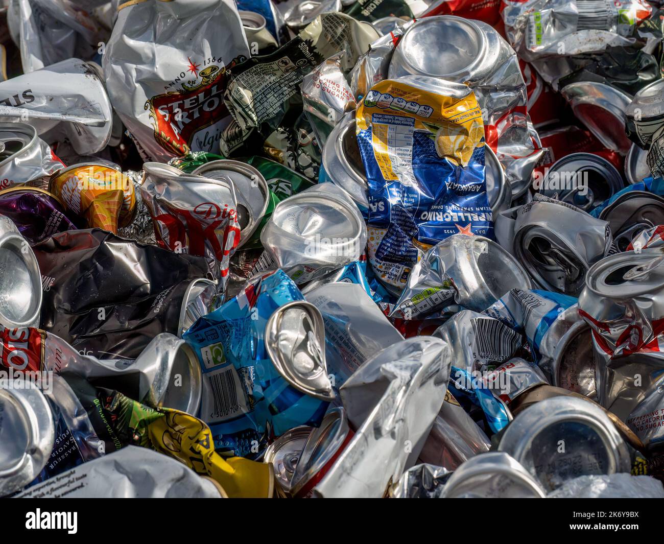 DEVON, INGHILTERRA - SABATO 15th OTTOBRE 2022: Sfondo di varie lattine frantumate, alluminio per il riciclaggio. Foto Stock