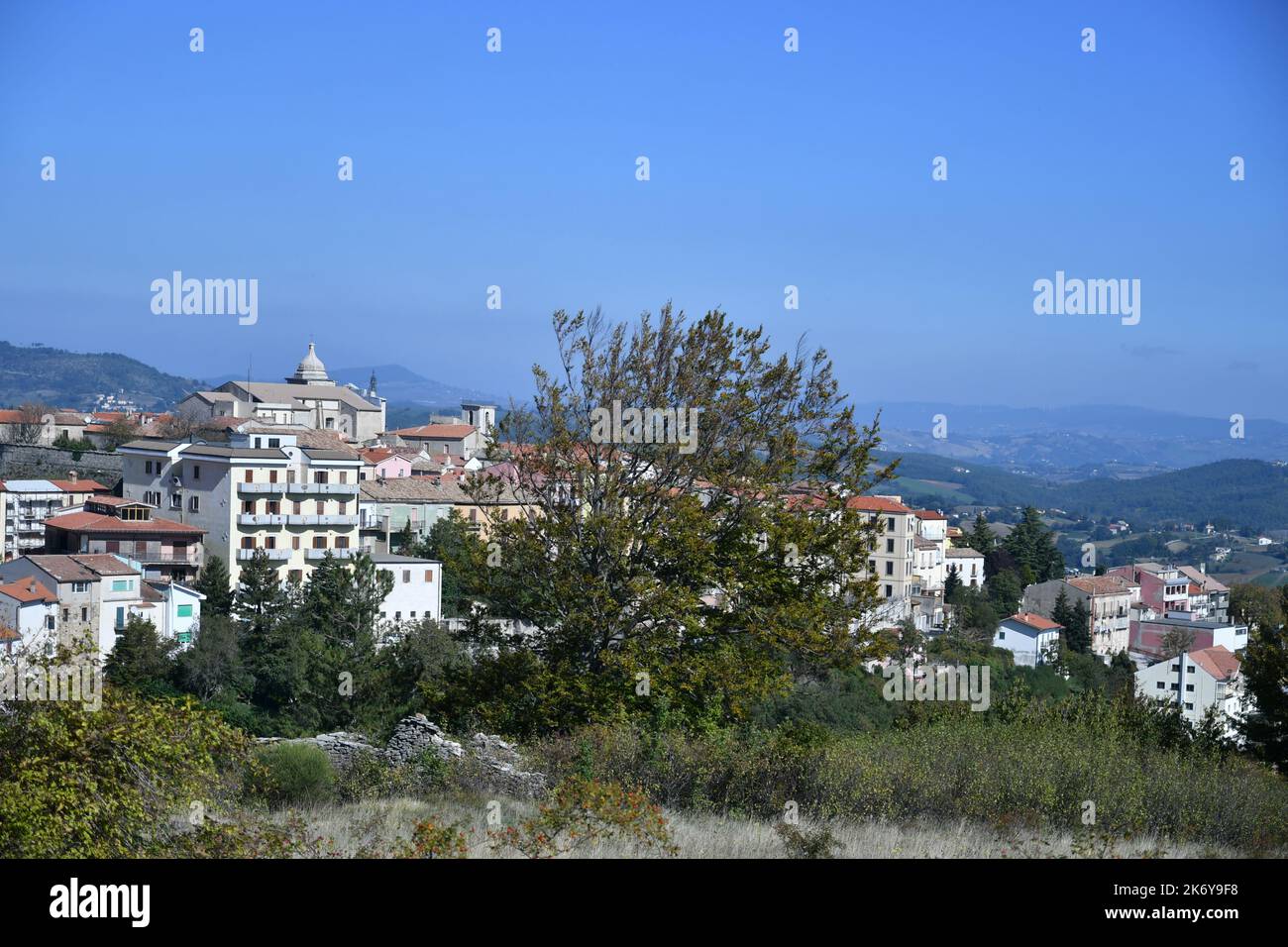 Vista sul Frosolone, borgo medievale del Molise. Foto Stock