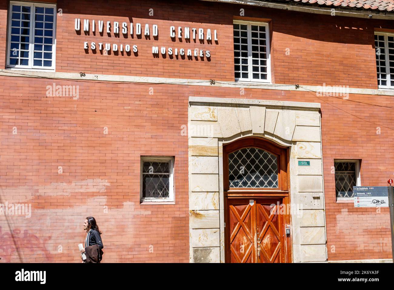 Bogota Colombia, Santa Fe Universidad Central Estudios Musicales Central University Musical Studies, uomo uomo maschio, esterno edificio ingresso anteriore Foto Stock