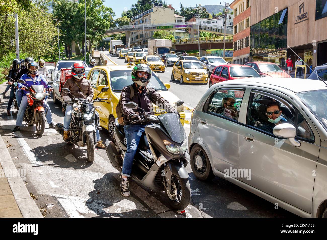 Bogota Colombia,Santa Fe,uomo uomini maschio,coda in attesa veicoli auto moto traffico,Colombiani Colombiani ispanici Sud America Latina Foto Stock